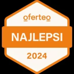 Logo Oferteo Najlepsi 2024 w pomarańczowej sześciokątnej ramce na czarnym tle.