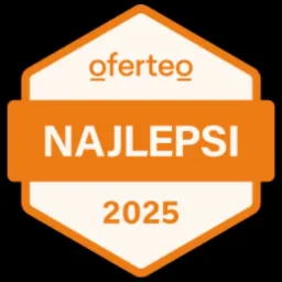 Pomarańczowo-biała odznaka Oferteo 'Najlepsi 2025' na czarnym tle.