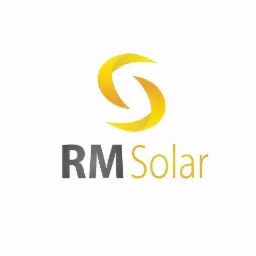 Logo firmy RM Solar z abstrakcyjnym symbolem słońca w odcieniach żółci i szarości na białym tle.