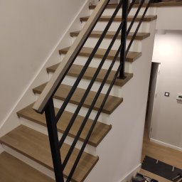 AIG MEBLE NA ZAMÓWIENIE - Trepy dębowy pod stopień MDF biały mat Barierka metalowa malowana proszkowo