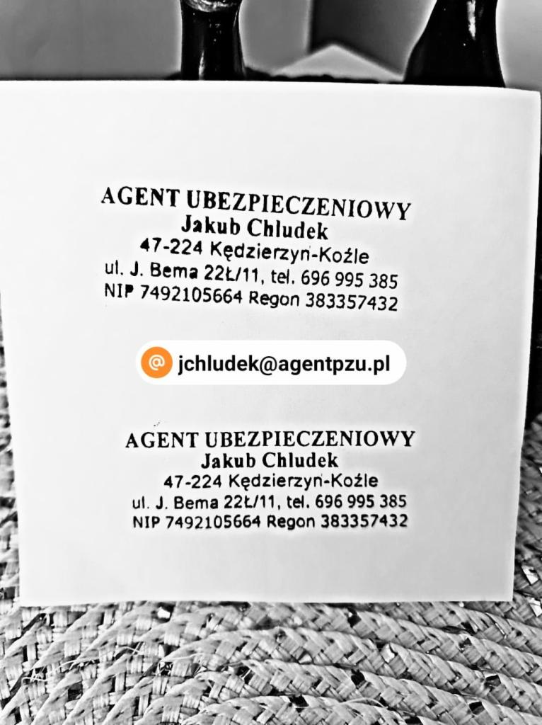 Wizytówka agenta ubezpieczeniowego Jakuba Chludka z danymi kontaktowymi, umieszczona na plecionym podłożu. Widoczne logo PZU i adres e-mail.