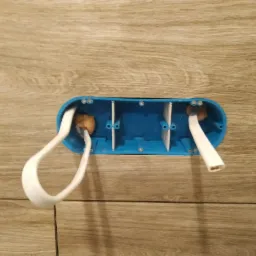 Wycinanie otworów pod puszki elektryczne