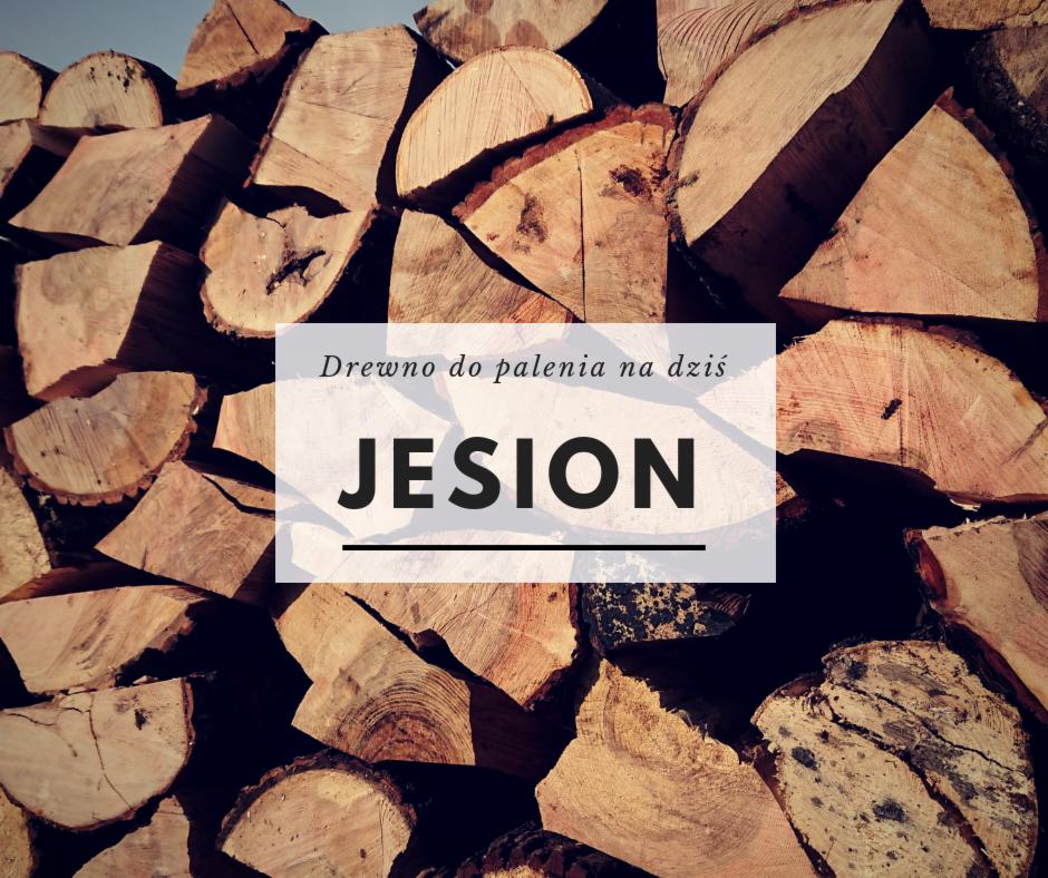 Stos pociętego drewna jesionowego, z widocznymi słojami i korą, ułożony warstwami. Nałożony tekst reklamowy.