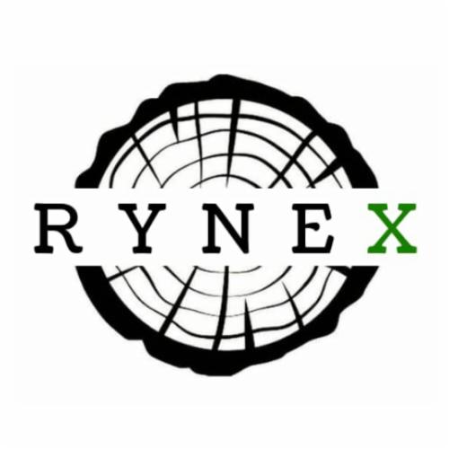 Logo firmy z nazwą RYNEEX na tle przekroju pnia drzewa z widocznymi słojami.