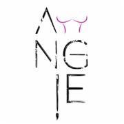 Minimalistyczne logo: pionowy napis 'ANGIE' z koroną nad 'G' i strzałką zamiast kropki nad 'I', czcionka z efektem grunge.