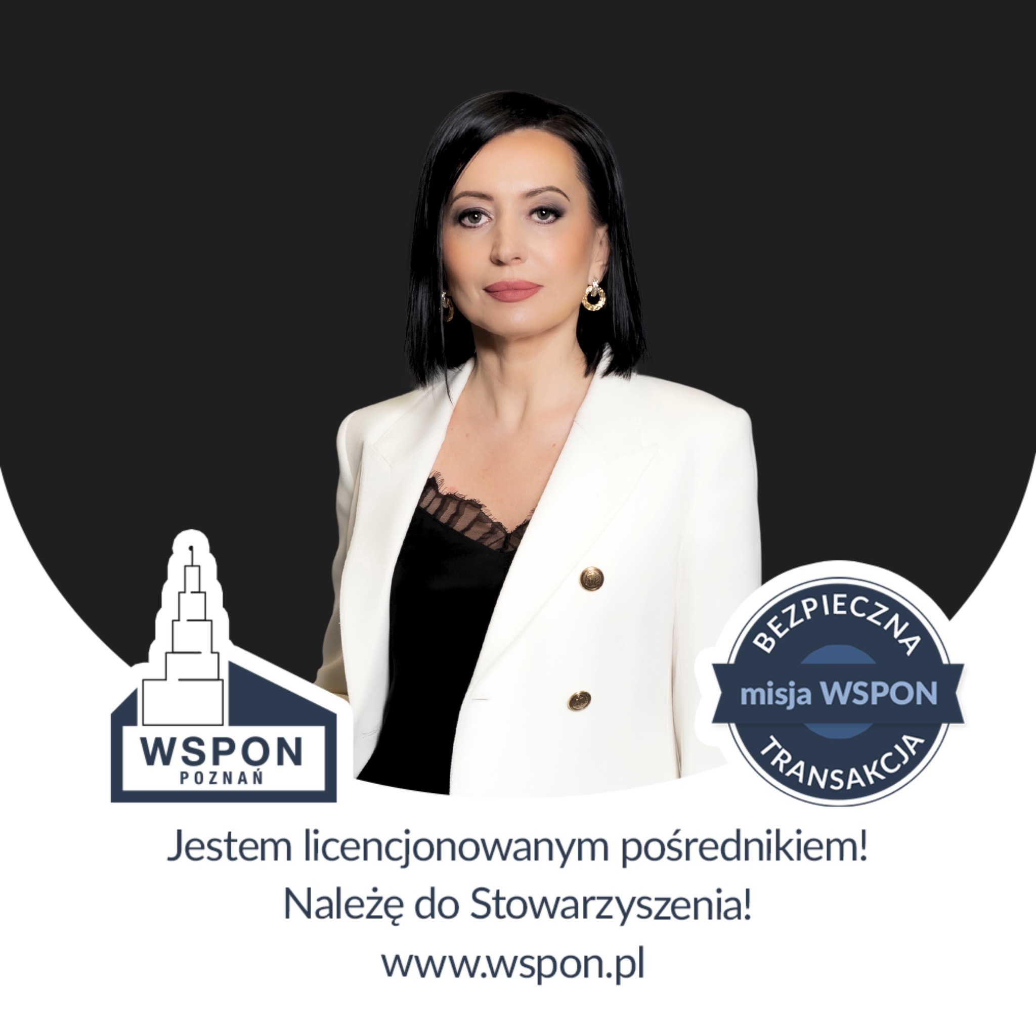 Portret kobiety w białym żakiecie na tle logo WSPON Poznań, promującego bezpieczne transakcje, z tekstem informującym o licencji pośrednika i przynależności do stowarzyszenia.