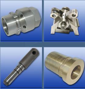 Kompozycja czterech zdjęć obrobionych metalowych elementów: tuleja z otworami, korpus z czterema ramionami, wałek z rowkami i tuleja z radełkowaną powierzchnią, wszystkie na niebieskim tle.