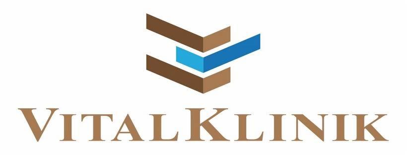 Logo VitalKlinik z abstrakcyjnym symbolem złożonym z brązowych i niebieskich elementów oraz nazwą w kolorze brązowym.