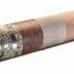 Przekrój rdzenia wiertniczego prezentujący warstwy betonu, gruntu, cegły i innych materiałów budowlanych.