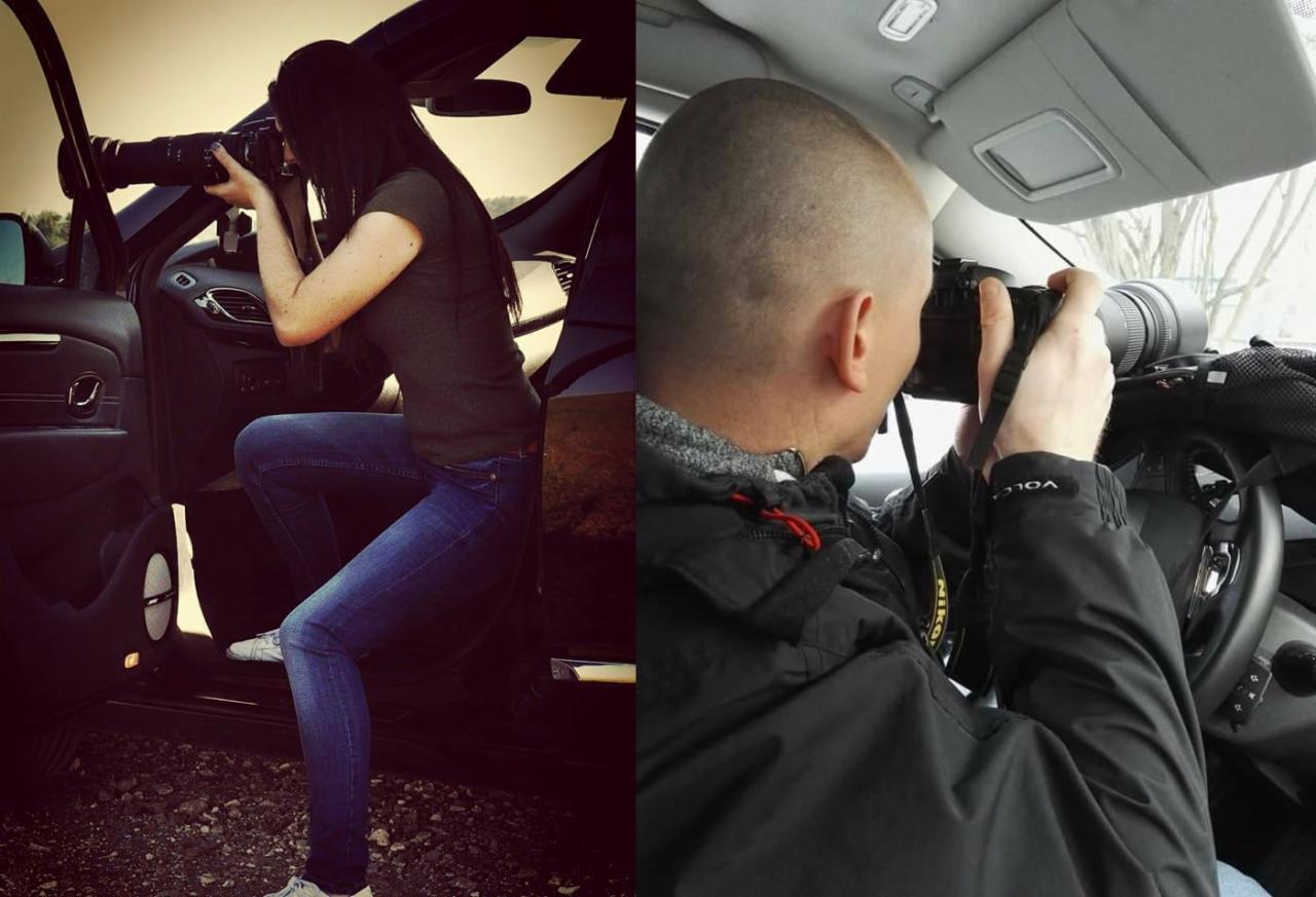 Dwa ujęcia: kobieta wychodząca z samochodu z aparatem z długim obiektywem, oraz mężczyzna z krótkimi włosami siedzący w samochodzie i robiący zdjęcia aparatem z długim obiektywem.