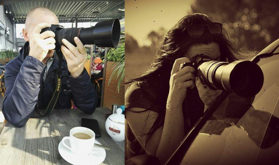 Dwie osoby z aparatami Nikon, jedna siedzi przy stoliku z kawą, druga stoi przy samochodzie, obydwie robią zdjęcia.