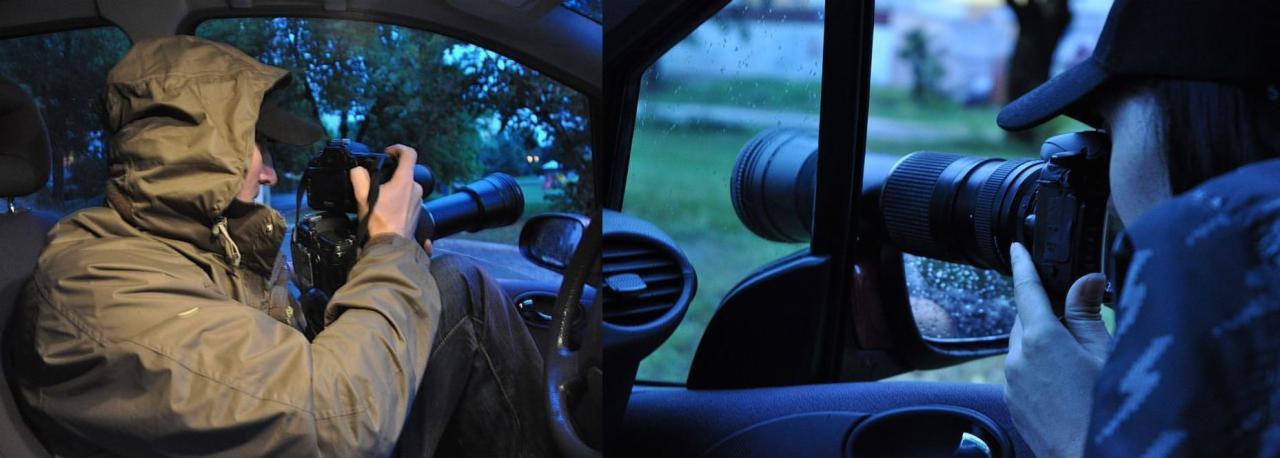 Dwie osoby w samochodach, robiące zdjęcia przez okna przy użyciu aparatów z długimi obiektywami, prawdopodobnie prowadząc obserwację.