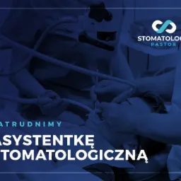 Stomatologiczny zabieg w trakcie, widoczny pacjent, lekarz i asystentka, w tle logo gabinetu oraz informacja o rekrutacji asystentki stomatologicznej.