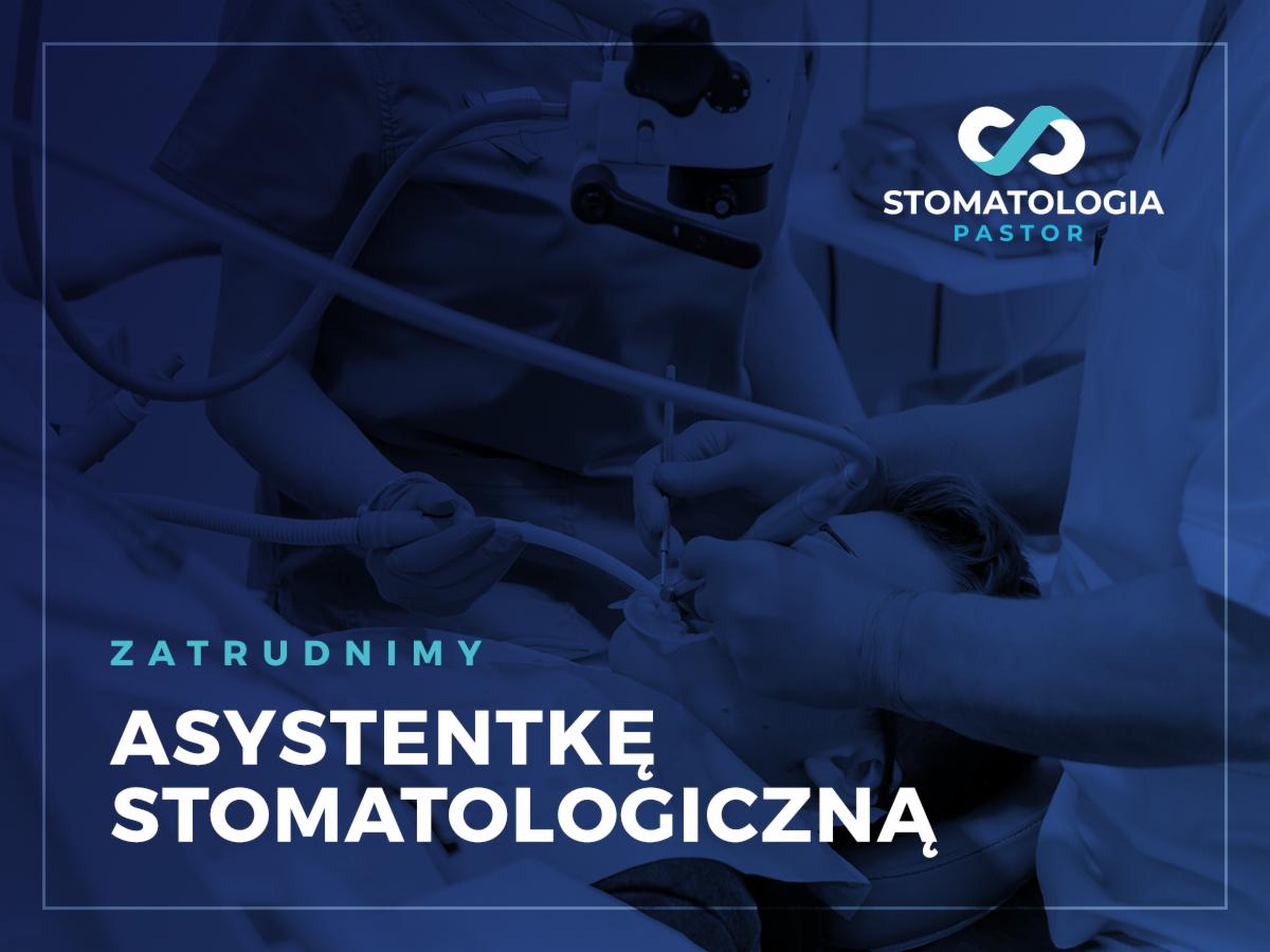 Stomatologiczny zabieg w trakcie, widoczny pacjent, lekarz i asystentka, w tle logo gabinetu oraz informacja o rekrutacji asystentki stomatologicznej.