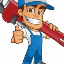 Uśmiechnięty hydraulik w kombinezonie i czapce, z dużym czerwonym kluczem francuskim na ramieniu, pokazuje kciuk w górę. Postać z kreskówki na białym tle.