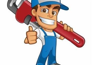 Uśmiechnięty hydraulik w kombinezonie i czapce, z dużym czerwonym kluczem francuskim na ramieniu, pokazuje kciuk w górę. Postać z kreskówki na białym tle.