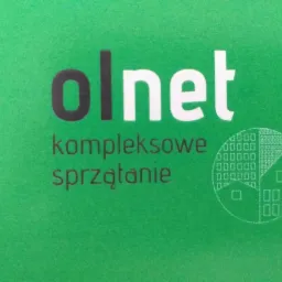 Zielone tło z logo firmy 'olnet', oferującej kompleksowe sprzątanie, z graficznym symbolem budynku składającego się z małych kwadratów.