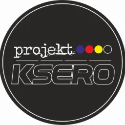 Logo firmy Projekt Ksero na czarnym tle z trzema kolorowymi kropkami: niebieską, czerwoną i żółtą.