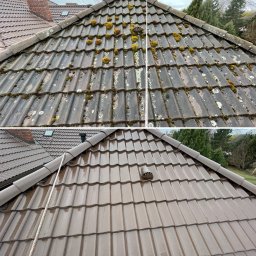 INMAGO Sp. z o.o., Sp. k. - Porównanie dachu przed i po czyszczeniu: górna część pokryta mchem i zabrudzeniami, dolna część z czystymi, brązowymi dachówkami, widoczna lina zabezpieczająca.