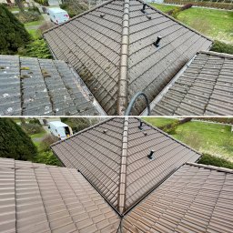 INMAGO Sp. z o.o., Sp. k. - Dwuczęściowe ujęcie dachu z dachówki ceramicznej przed i po czyszczeniu, widoczne różnice w kolorze i czystości, z zaznaczoną granicą pomiędzy obszarem wyczyszczonym a nieoczyszczonym, w tle...