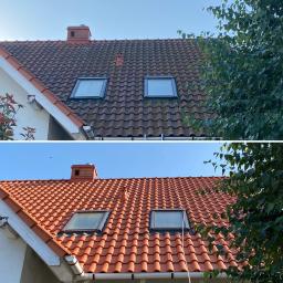 INMAGO Sp. z o.o., Sp. k. - Porównanie dachu przed i po czyszczeniu: górna część pokryta mchem i zabrudzeniami, dolna część z nową, czerwoną dachówką i czystymi oknami dachowymi, widoczne elementy rynny i komina
