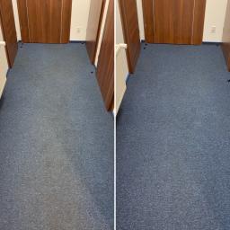 INMAGO Sp. z o.o., Sp. k. - Porównanie stanu dywanu biurowego przed i po czyszczeniu, widoczne różnice w odcieniu i plamach, z zabezpieczonymi listwami przypodłogowymi i grzejnikiem.