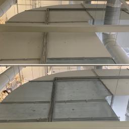 INMAGO Sp. z o.o., Sp. k. - Metalowa konstrukcja pod sufitem, prawdopodobnie system wentylacyjny w hali przemysłowej, widoczne rury wentylacyjne i kable.