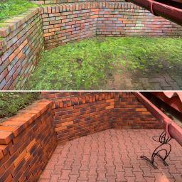 INMAGO Sp. z o.o., Sp. k. - Porównanie stanu kostki brukowej przed i po czyszczeniu: fragment zarośniętej mchem i brudnej nawierzchni zestawiony z wyczyszczoną, czerwoną kostką brukową, obok ściana z cegły klinkierowej.