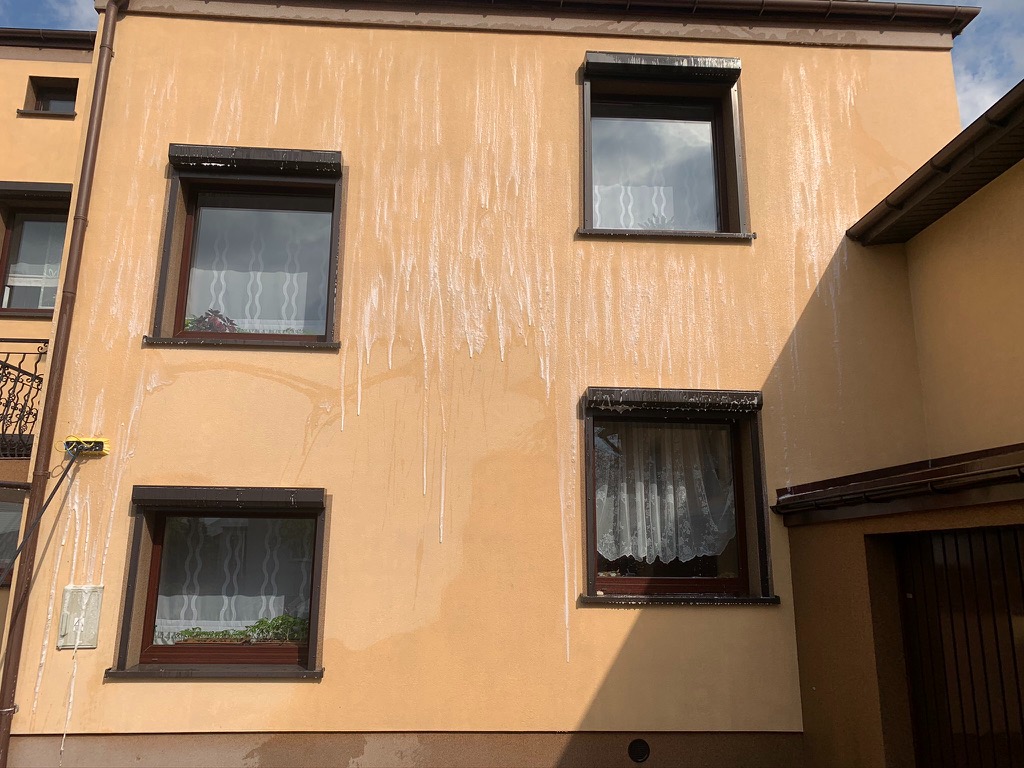 Budynek w trakcie czyszczenia