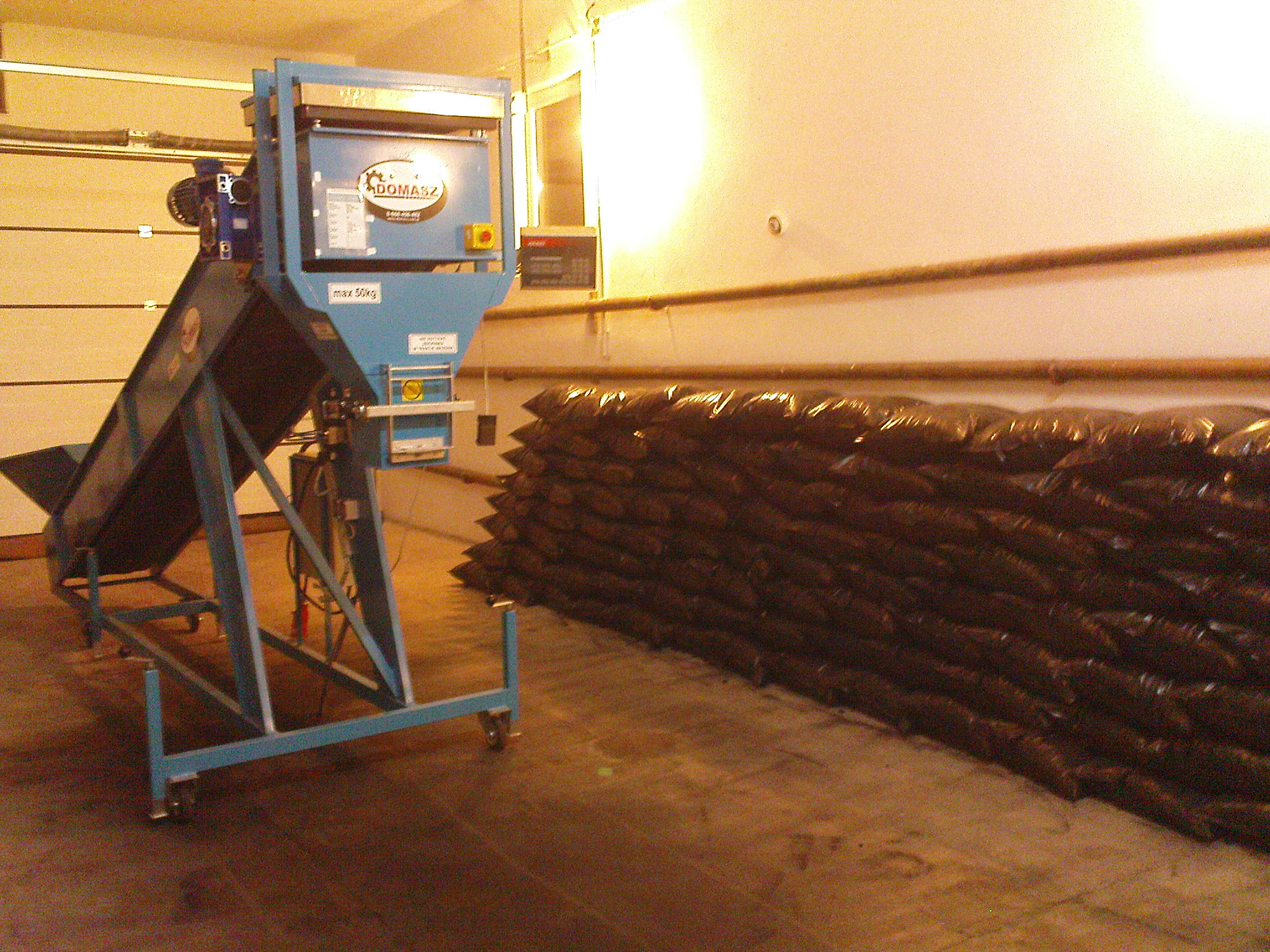 Urządzenie do pakowania w worki w Zaborowicach, z rzędem worków wypełnionych węglem w tle.