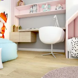 Pokój dziecięcy z biurkiem, półkami, pufą w kształcie poduszki i łóżkiem z tapicerowanym zagłówkiem, dekorowany motywami zwierzęcymi, w tym lisem na poduszce i ścianie.