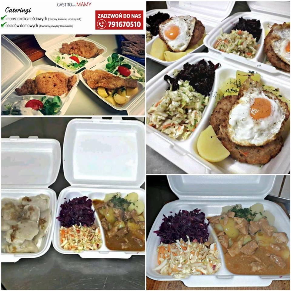 Zestaw obiadowy w białym pojemniku styropianowym z trzema przegródkami: kotlet z jajkiem sadzonym, surówka, buraczki, pierogi, gulasz, ziemniaki.