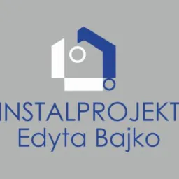 Logo firmy Instalprojekt Edyta Bajko prezentujące stylizowany, dwukolorowy (biało-niebieski) symbol domu na szarym tle.
