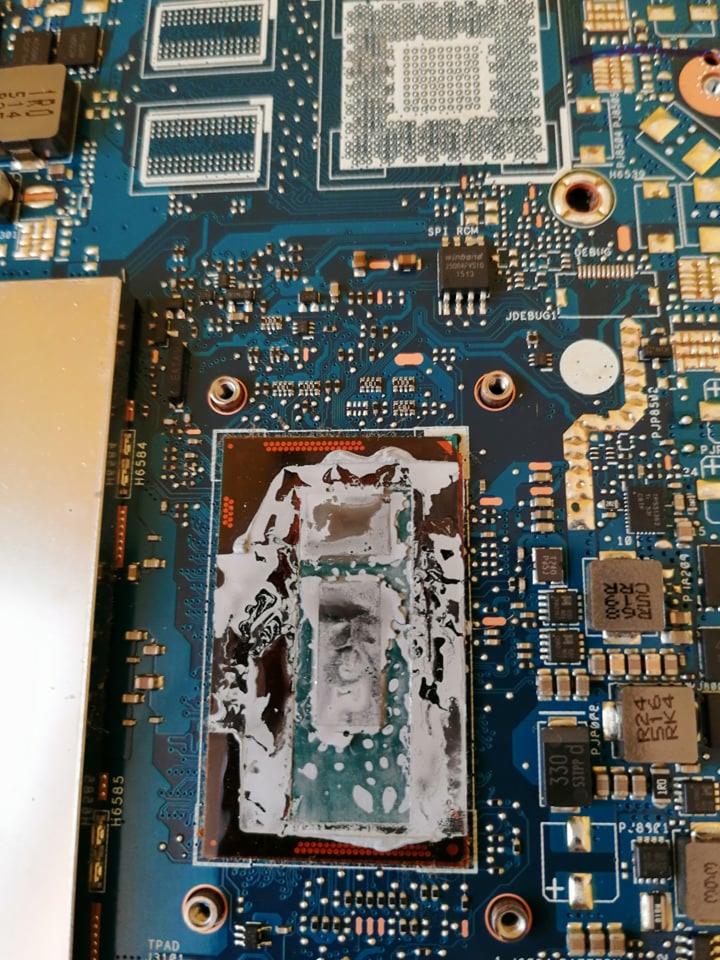 Stara pasta termo przewodząca, przyczyną wysokich temperatur w laptopie.