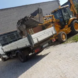 Wywóz ziemi z posesji oraz równanie działki