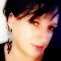 Portret kobiety z kolczykami, ciemne włosy, makijaż, uśmiech