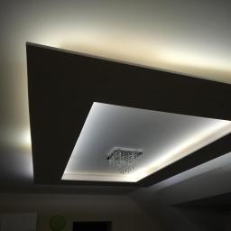 Projekt Venar - Sufit podwieszany z oświetleniem LED i nowoczesnym, kwadratowym żyrandolem z kryształkami.