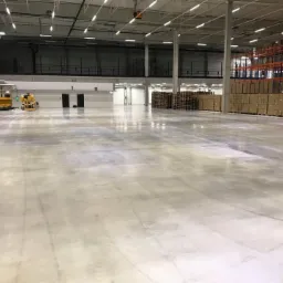 Masz duże, magazynowe, produkcyjne powierzchnie? Czyszczenie wielkopowierzchniowe nie jest nam obce.