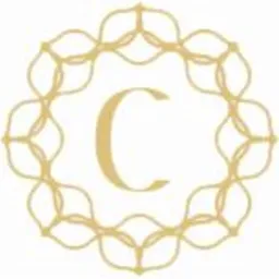 Złoty monogram 'C' otoczony ozdobną, symetryczną ramką na białym tle.