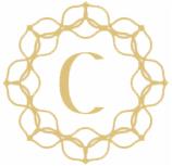 Złoty monogram 'C' otoczony ozdobną, symetryczną ramką na białym tle.