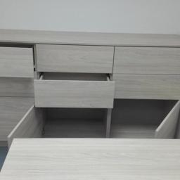 P.P.H Mag - Jasnoszara szafka na wymiar z otwartymi szufladami i drzwiczkami, widoczna struktura drewna, minimalistyczny design.