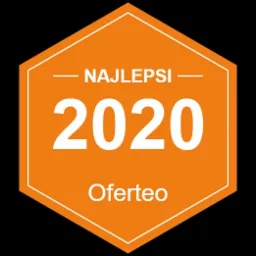 Pomarańczowa odznaka Oferteo Najlepsi 2020 na czarnym tle.