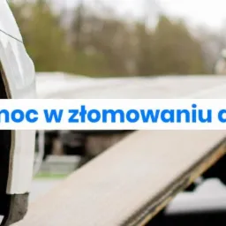 Fragment białego samochodu z widocznym kołem i oponą zimową, w tle laweta z najazdami przygotowana do transportu pojazdu.