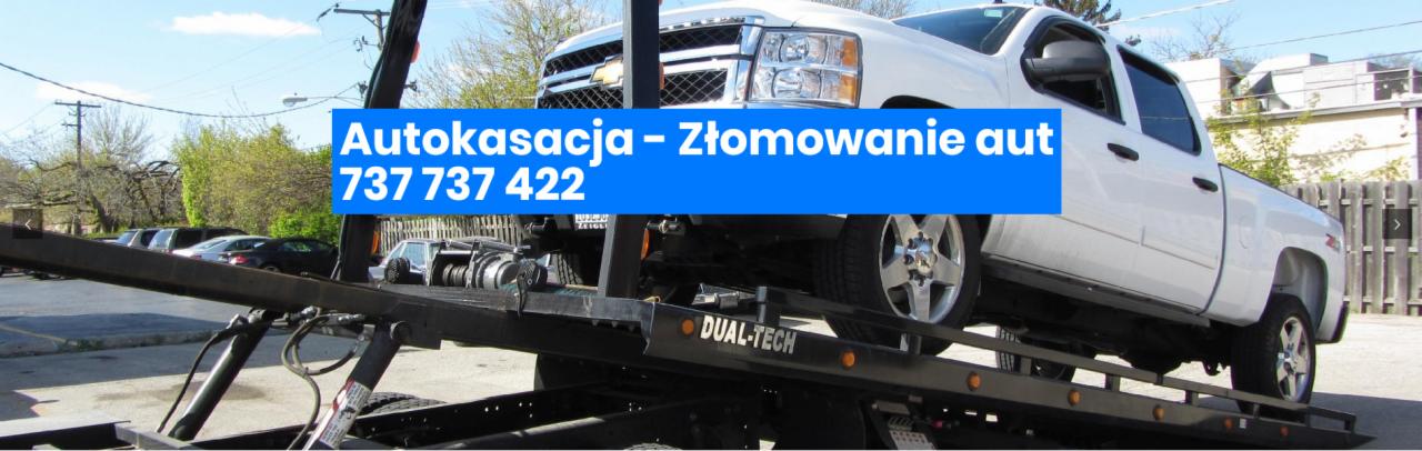 Biały pickup Chevrolet Silverado na platformie lawety Dual-Tech, widok z boku, w tle budynki i drzewa.