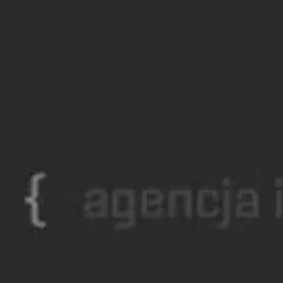 Logo firmy DGS multisolution z symbolem strzałki w lewo, obok napis { agencja interaktywna } w szarym kolorze na ciemnoszarym tle.