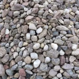 Kupa różnokolorowych otoczaków o zróżnicowanej fakturze, od gładkich po chropowate, o średnicy od kilku do kilkunastu centymetrów, tworząca nasyp.