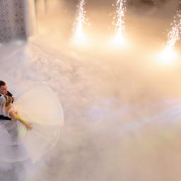 Fotoola - Para młoda tańcząca w dymie i blasku sztucznych ogni, ujęcie z góry.