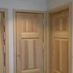 Montaż masywnych drzwi drewnianych z wkładami pożarowymi plus obróbka ramką od 0 produkowaną przeze mnie dla klienta w Dani 