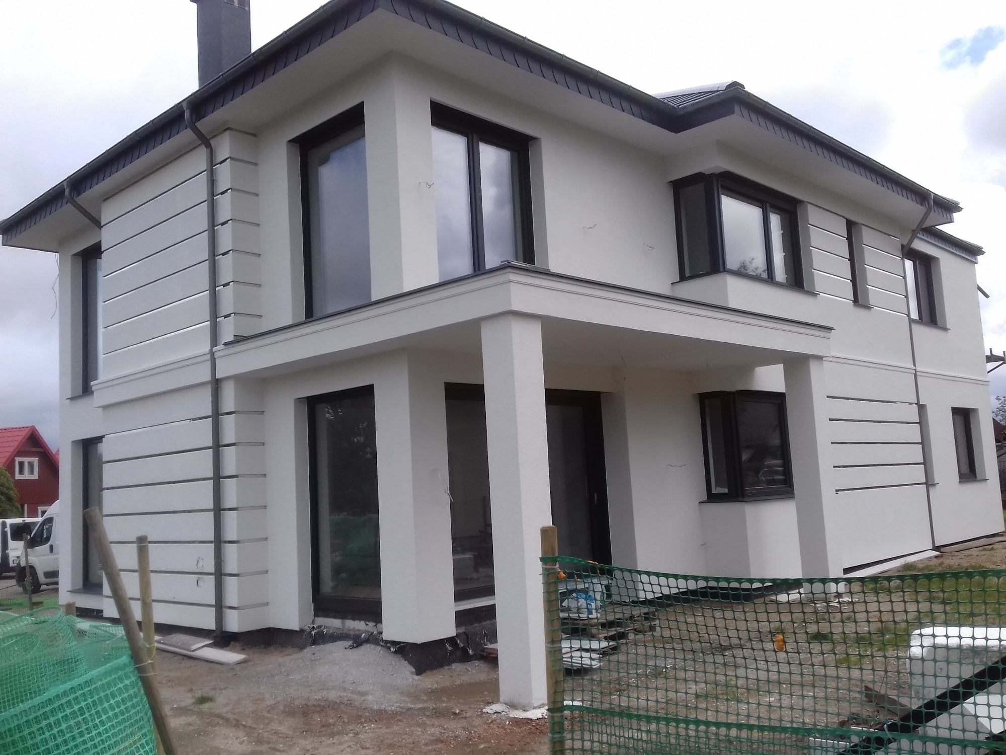 Elewacja z wkładkami z blachy nierdzewnej daje fajny efekt