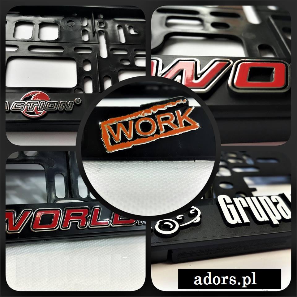 Czarno-biała mozaika detali ramek tablic rejestracyjnych z wypukłymi napisami i logo, w tym napis 'WORK' w pomarańczowo-czarnej obwódce.